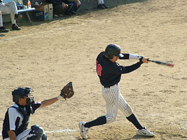 白熱した決勝戦でヒットを打つ石脇選手(本社A)