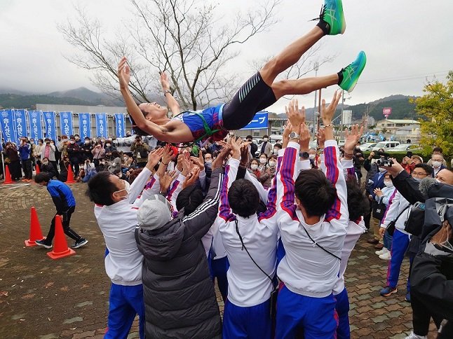 221113中国実業団駅伝(兼実胴上げ).jpg