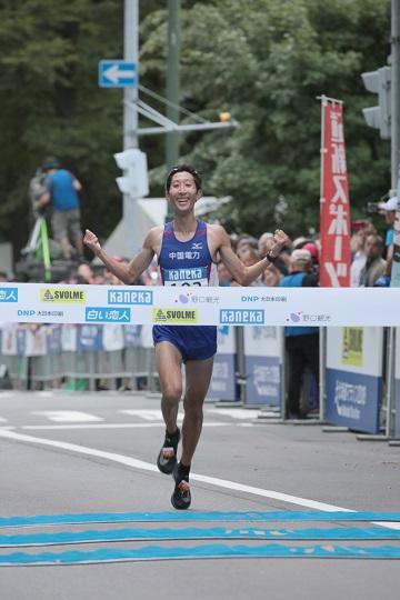 ②男子優勝者（岡本直己）※クレシ゛ット「北海道マラソン事務局」sou.jpg